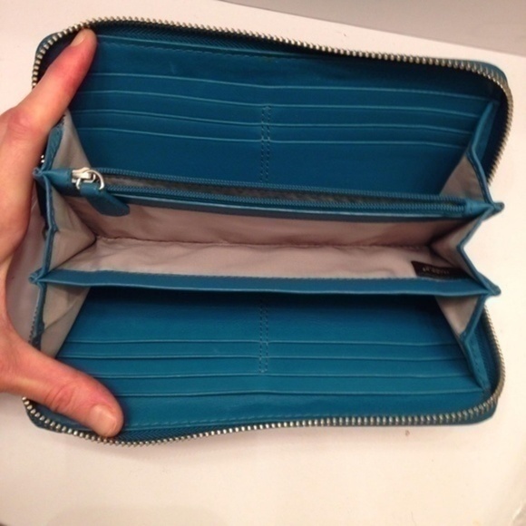 COACH WALLET BLUE LEATHER EMBOSSED leather soho zipper clutch